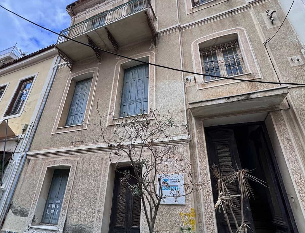 SH215 Building Samos Town
