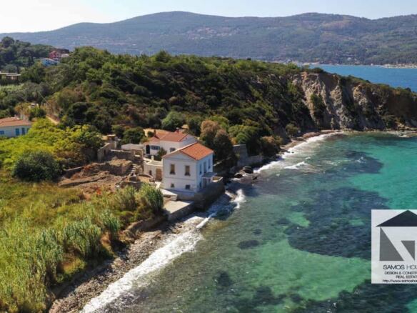 Ο κόλπος και η καταπράσινη ακτή γύρω από παραθαλάσσια βίλα στο Καλάμι Σάμου