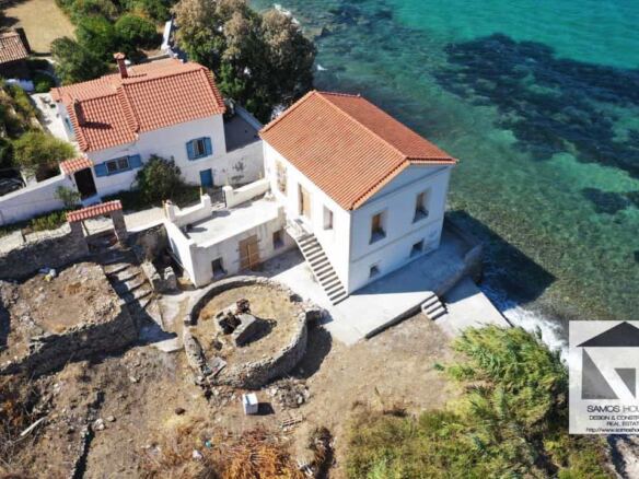 Αεροφωτογραφία της πίσω αυλής και της εξωτερικής σκάλας βίλας στο Καλάμι Σάμου