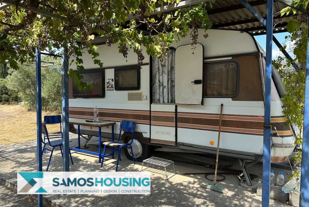 SH347 Cottage with Caravan