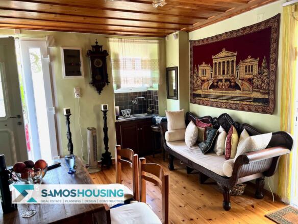 Living room with wooden ceiling and sofa in a house in Mitilinioi, Samos