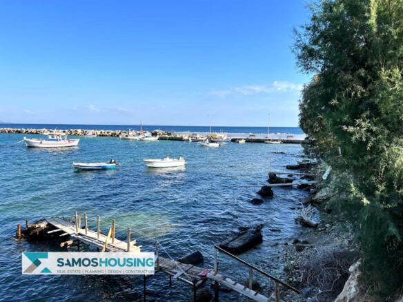 Μικρό λιμάνι με ψαρόβαρκες κοντά σε οικόπεδο στο Ηραίο Σάμου