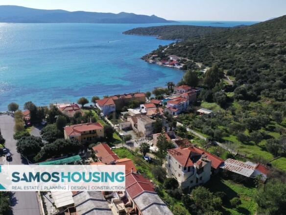 Γαλαζοπράσινος κόλπος και σπίτια του χωριού κοντά σε οικόπεδο στο Ποσειδώνιο Σάμου