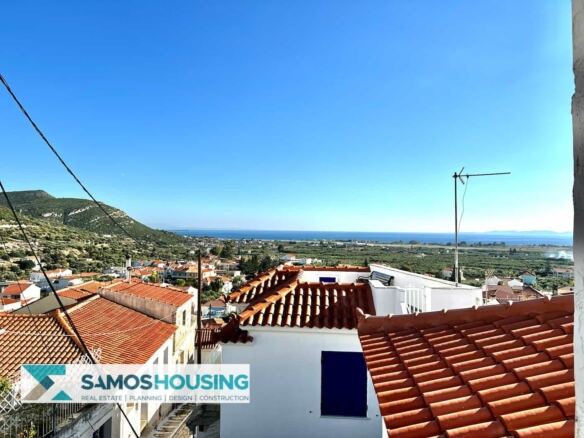 Θέα πάνω από τις στέγες του χωριού στη θάλασσα από τη Χώρα Σάμου
