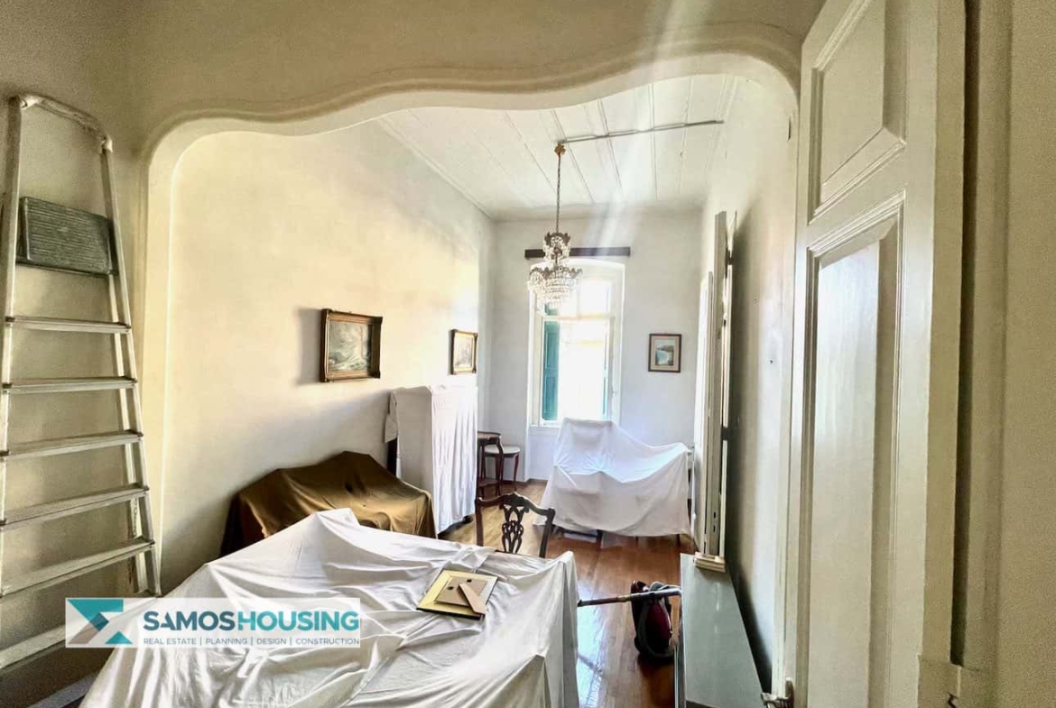SH569 Elegant Neoclassical Apartment