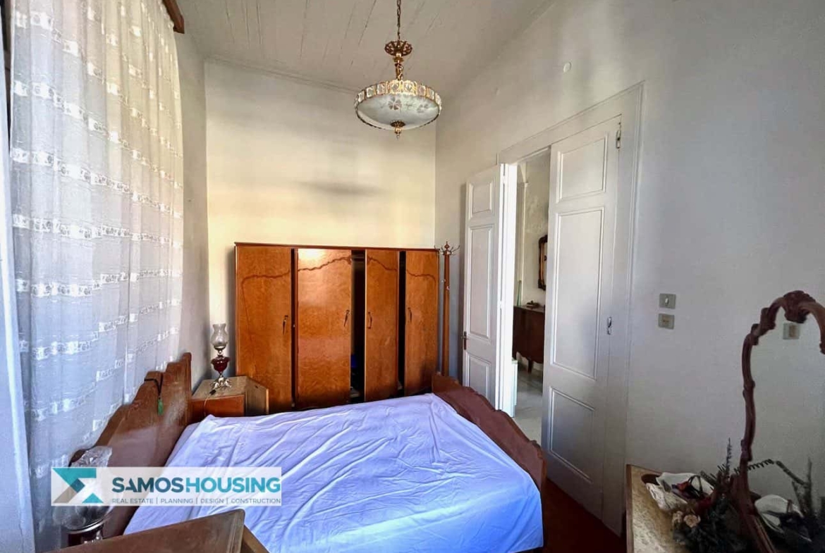 SH569 Elegant Neoclassical Apartment