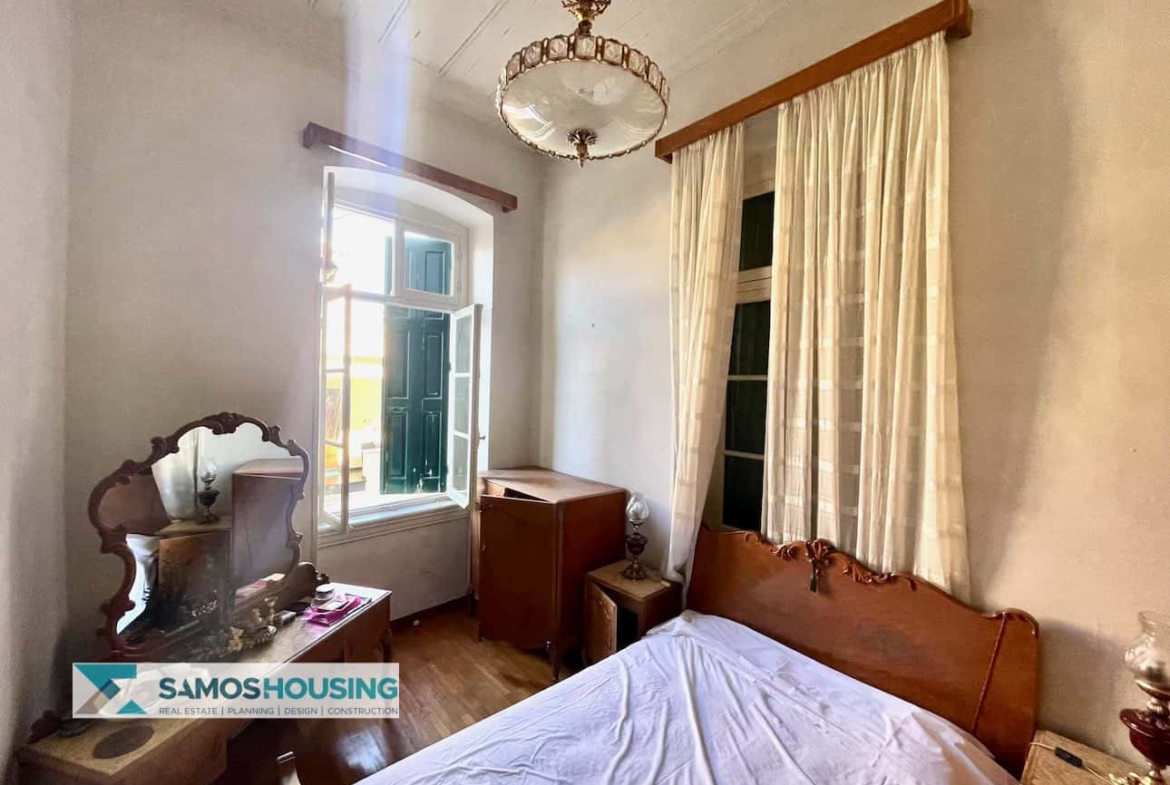 SH569 Elegant Neoclassical Apartment