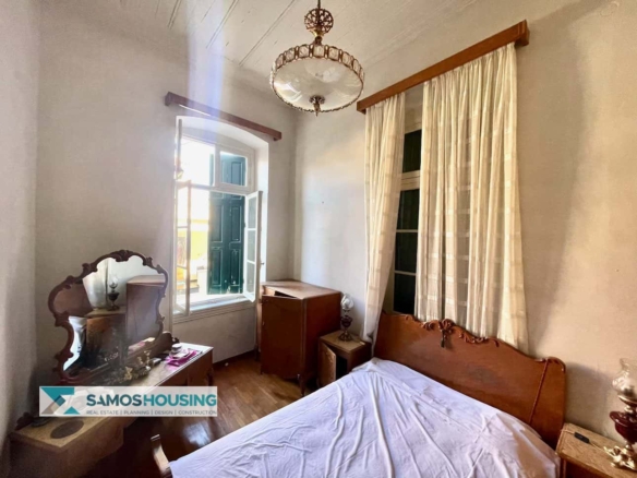 SH569 Elegant Neoclassical Apartment