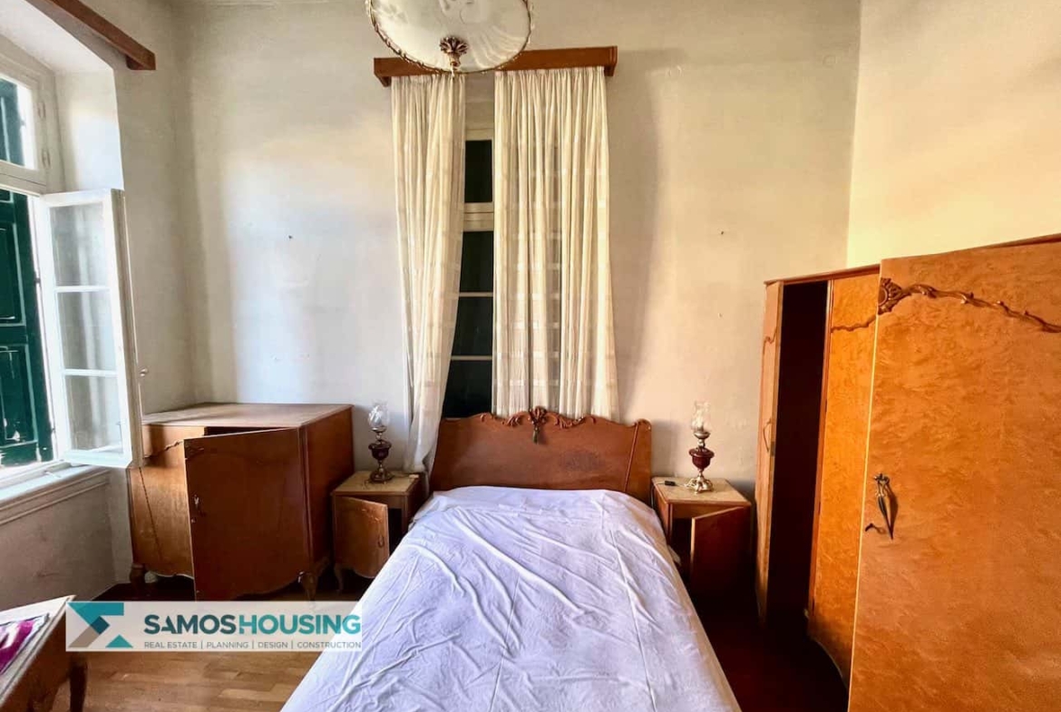 SH569 Elegant Neoclassical Apartment