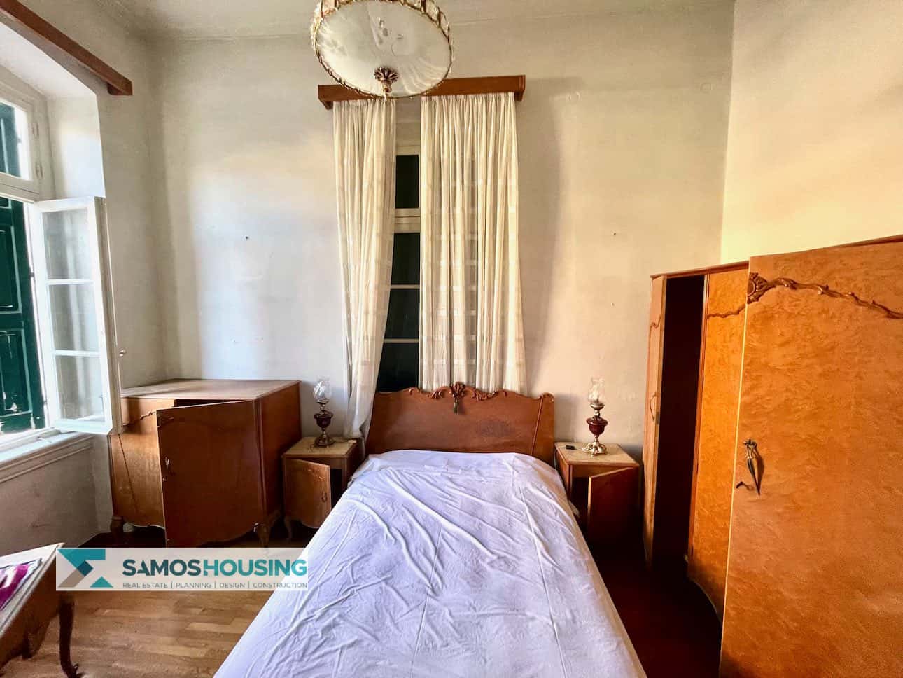 SH569 Elegant Neoclassical Apartment