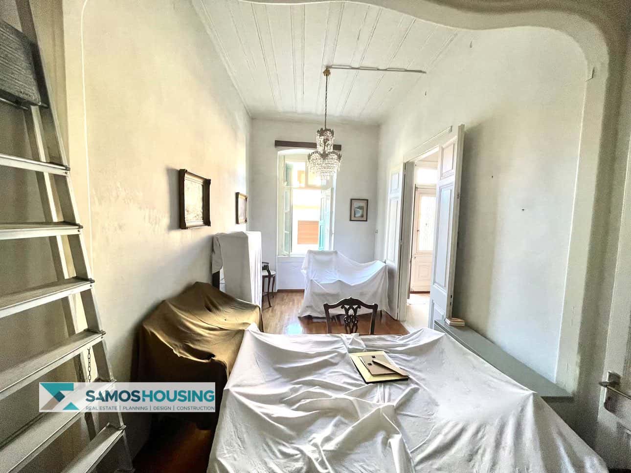 SH569 Elegant Neoclassical Apartment