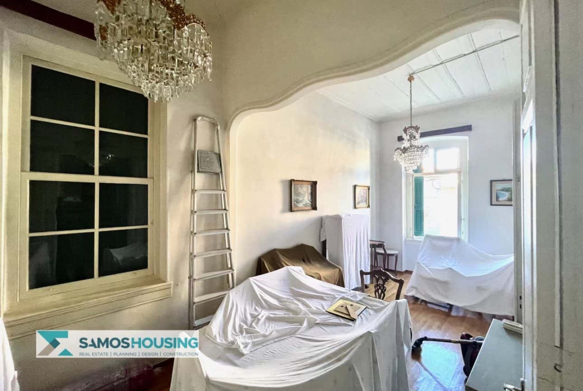 SH569 Elegant Neoclassical Apartment