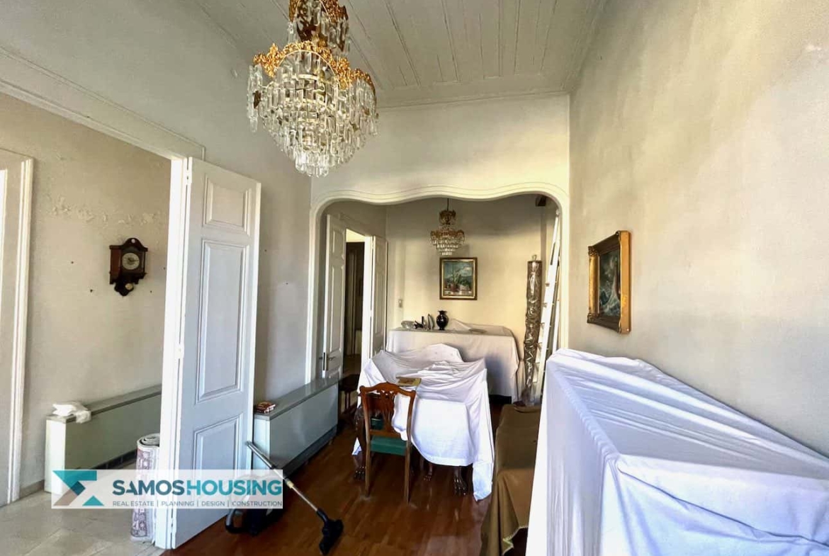 SH569 Elegant Neoclassical Apartment
