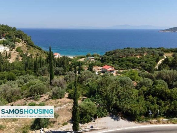 Πράσινοι λόφοι που κατεβαίνουν στη θάλασσα κοντά σε οικόπεδο στον Κέδρο Σάμου