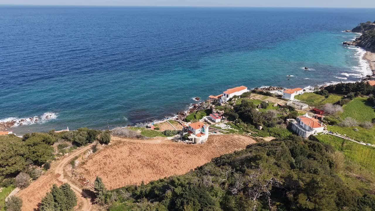 dji_fly_20260304_120556_0350_1772804364038_photo Παραθαλάσσιο οικόπεδο 1.553 τ.μ. στον Άγιο Νικόλαο, Καρλόβασι – Σάμος