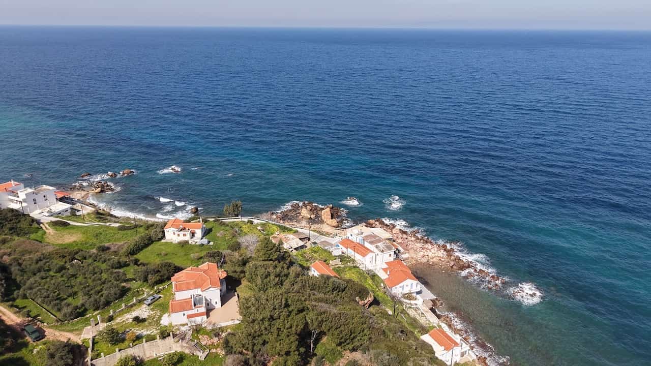 dji_fly_20260304_120604_0351_1772804363641_photo Παραθαλάσσιο οικόπεδο 1.553 τ.μ. στον Άγιο Νικόλαο, Καρλόβασι – Σάμος