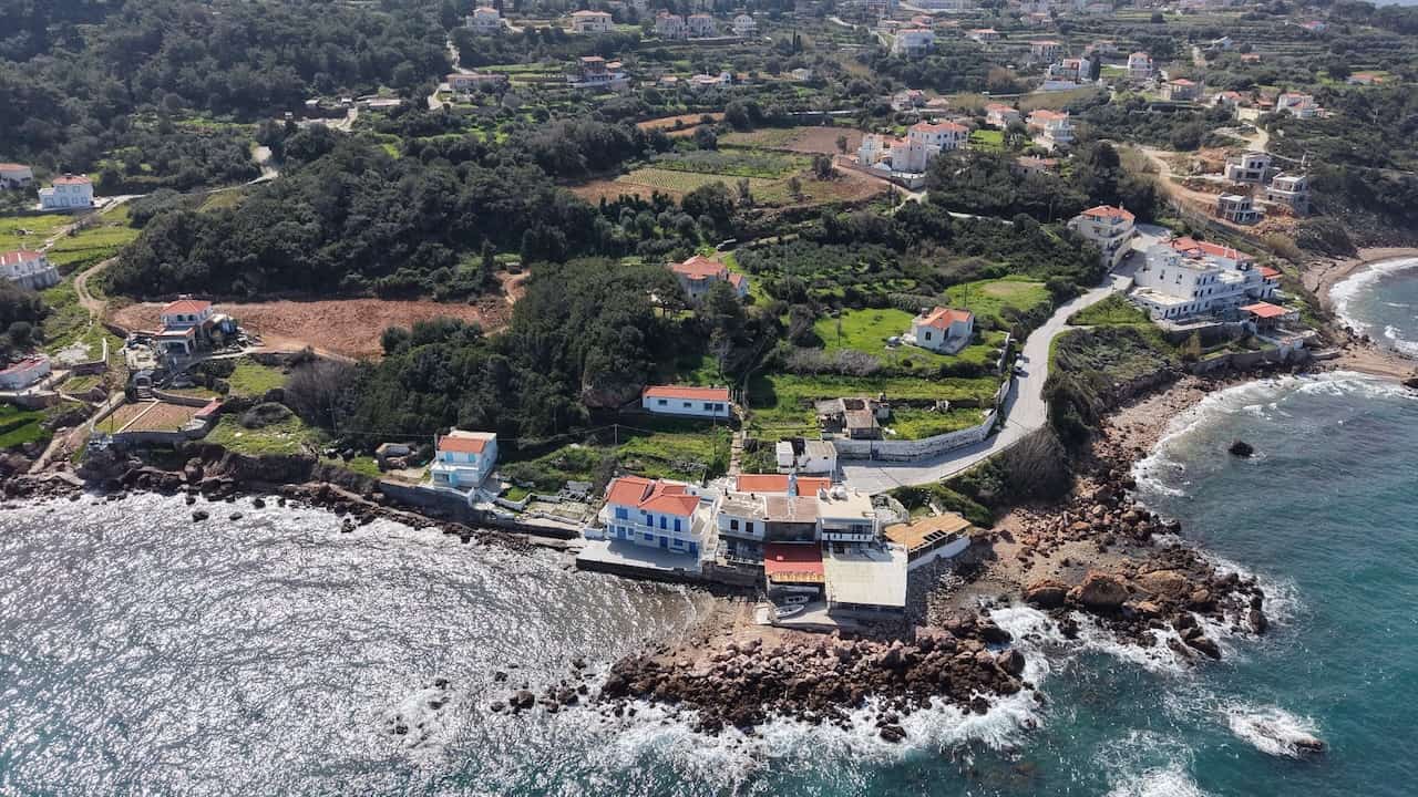 dji_fly_20260304_120704_0362_1772804359624_photo Παραθαλάσσιο οικόπεδο 1.553 τ.μ. στον Άγιο Νικόλαο, Καρλόβασι – Σάμος