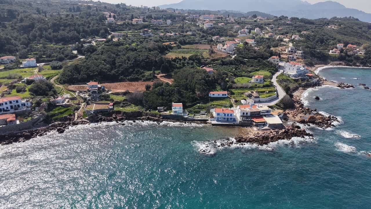 dji_fly_20260304_120724_0368_1772804357627_photo Παραθαλάσσιο οικόπεδο 1.553 τ.μ. στον Άγιο Νικόλαο, Καρλόβασι – Σάμος