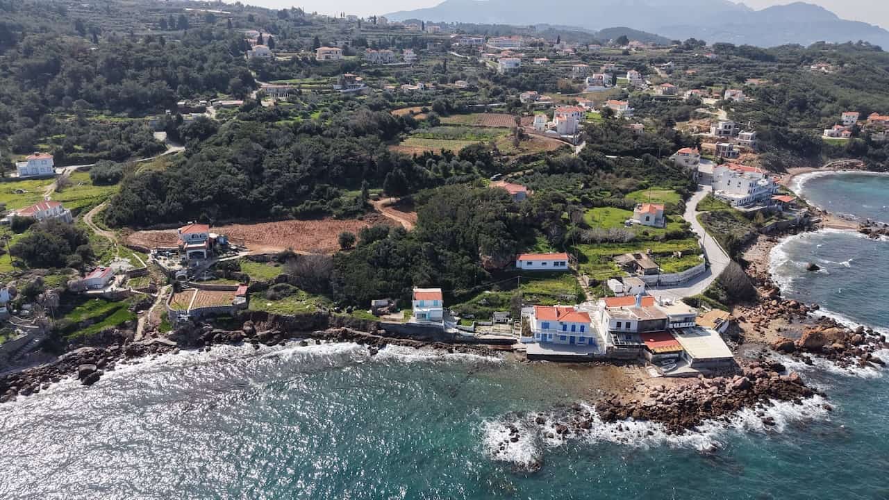 dji_fly_20260304_120728_0369_1772804357302_photo Παραθαλάσσιο οικόπεδο 1.553 τ.μ. στον Άγιο Νικόλαο, Καρλόβασι – Σάμος