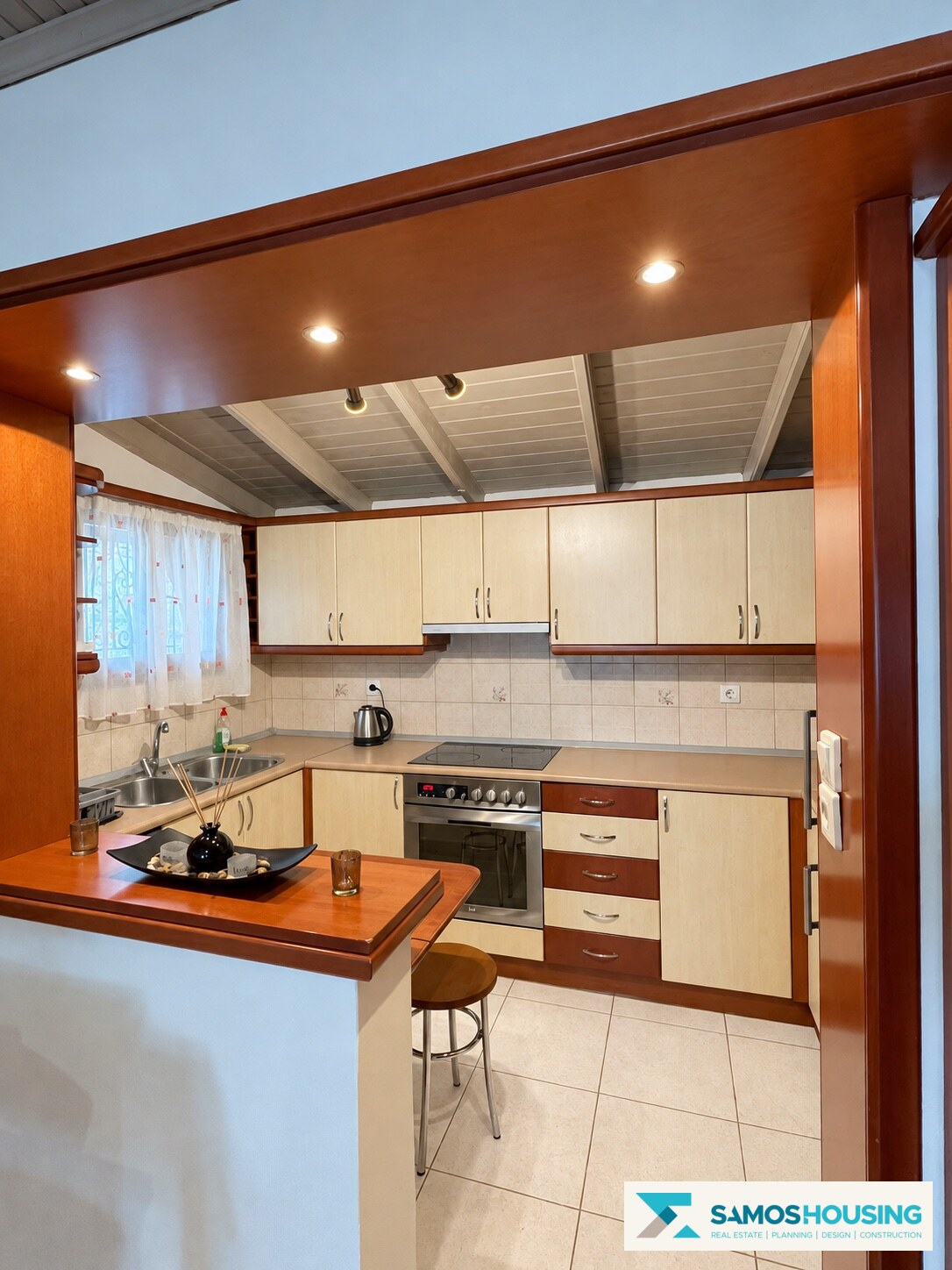 Fitted kitchen and breakfast counter