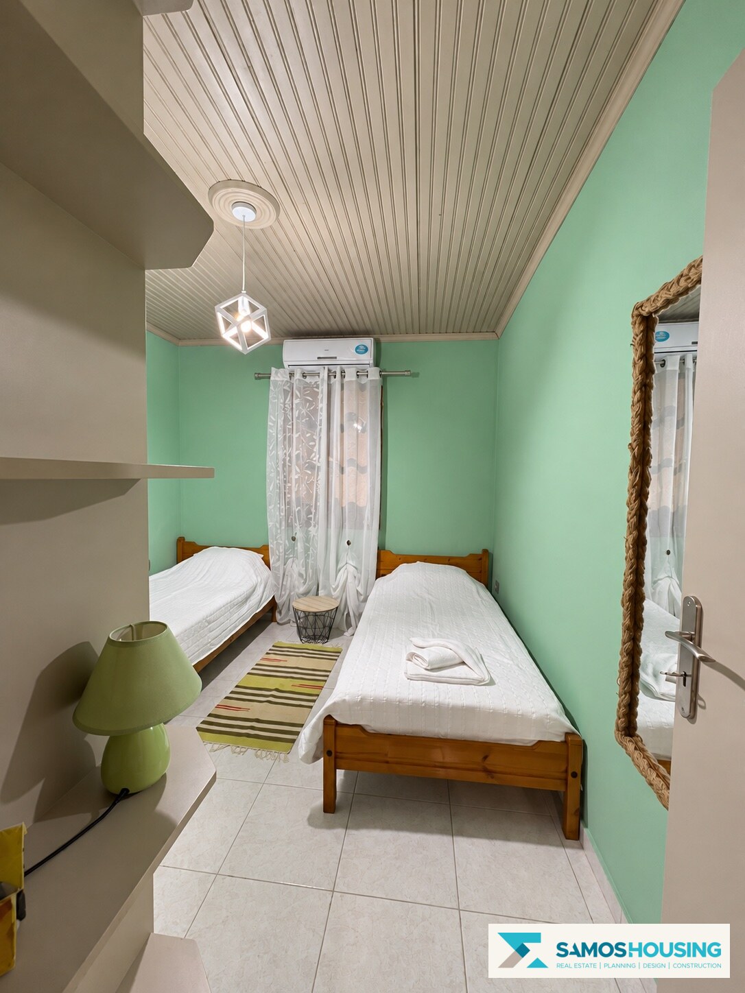 Sleeping room with twin beds