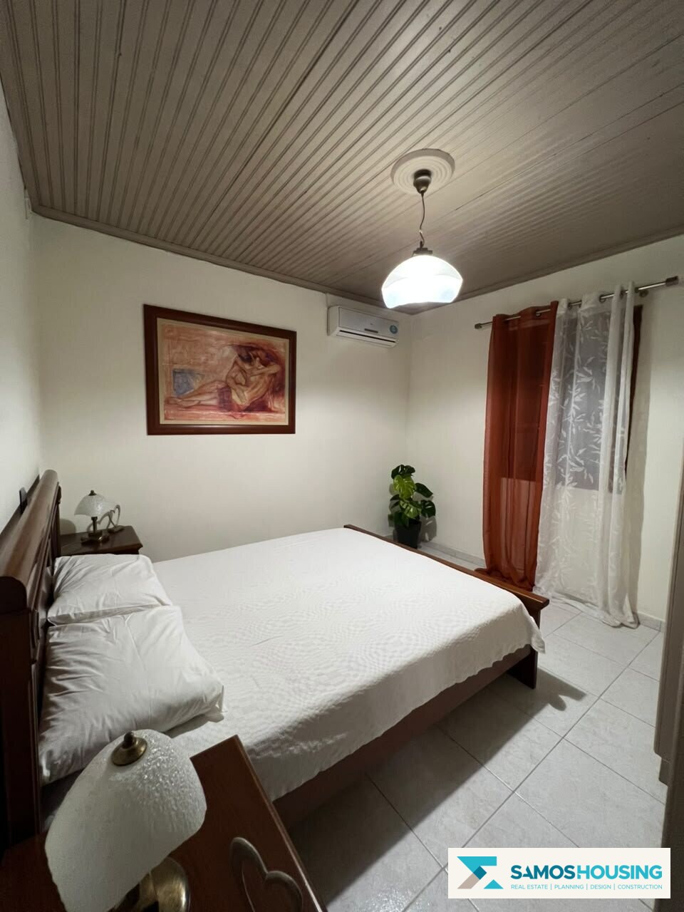 Sleeping room with double bed